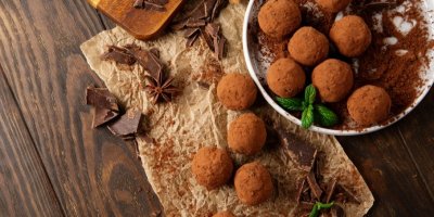 čokoládové lanýže obalené v kakau, v misce, na stole