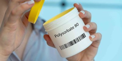 Muž otevřel dózu s polysorbátem 80