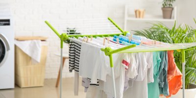 Sušák na prádlo, na kterém se suší prádlo