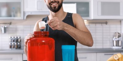 Mladý muž připravuje proteinový shake