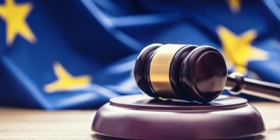 Soudcovské kladívko a vlajka EU. 