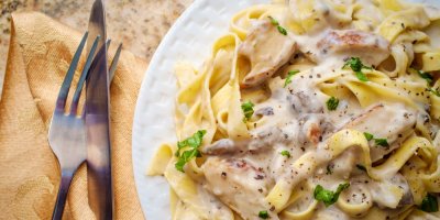 Pravé italské fettuccine Alfredo s kuřecím masem