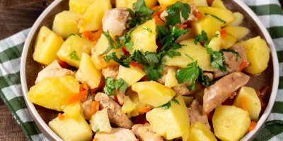 Tradiční jídlo francouzské kuchyně s bramborami, masem a zeleninou