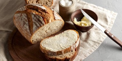 Nakrojený chléb, krajíc namazaný máslem