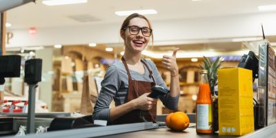 Spokojená pokladní v supermarketu