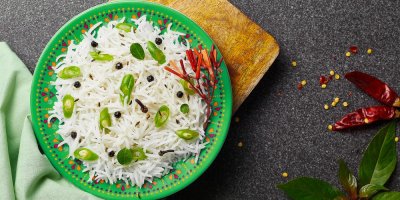 Uvařená rýže v misce s fazolemi