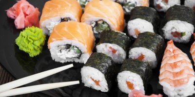 Různé druhy sushi