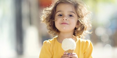 Holčička jí zmrzlinu