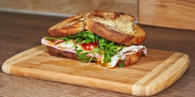 Šunkový sendvič se salátem a rajčaty