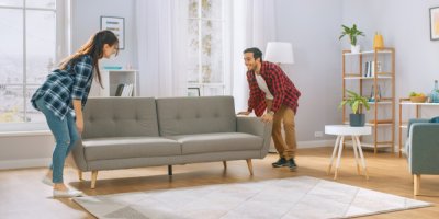 Pár stěhuje sedačku