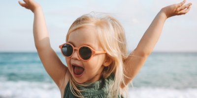 Dítě ve slunečních brýlích na pláži