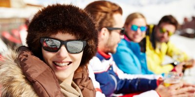 Lyžaři ve slunečních brýlích