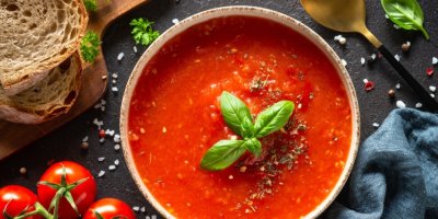 rajčatová omáčka s bazalkou v míse