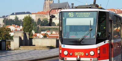 Pražská tramvaj na nábřeží Vltavy pod Hradem