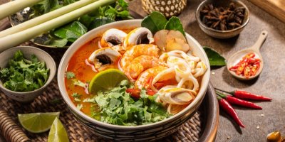 Thajská polévka Tom Yum v misce