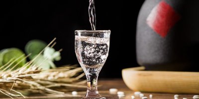 Sklenka čínské pálenky na stole