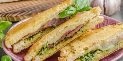 Toasty s pestem a šunkou