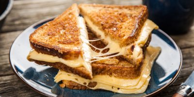 Toasty se sýrem na modrém talíři