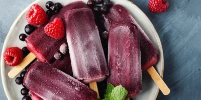 Chutné čerstvě vyrobené veganské nanuky s lesními plody podávané na talíři