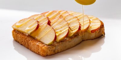 Toast s jablky polévaný sirupem