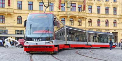 Moderní tramvaj ve městě