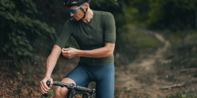 Muž jede na kole ve funkčním oblečení