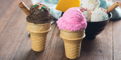 Hnědá a růžová zmrzlina v kornoutku