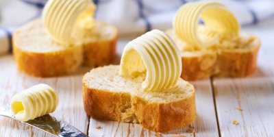 Kousky másla na talíři