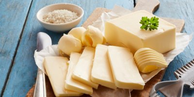 Nakrájené plátky másla na krájecím prkénku