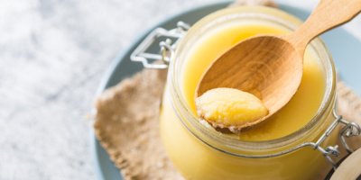 Přepuštěné máslo na dřevěné lžičce