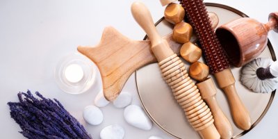 Různě tvarované dřevěné válečky a nástroje určené k maderoterapii 