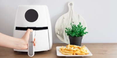 Žena používá moderní horkovzdušnou fritézu