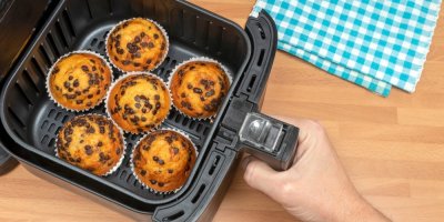 Žena připravila muffiny v horkovzdušné fritéze
