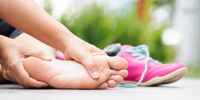 Člověk si drží chodidlo