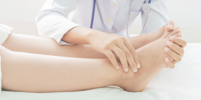 Doktorka drží nohy