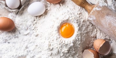 Mouka s důlkem uprostřed, ve kterém je vyklepnuté vajíčko