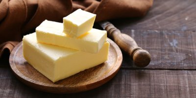 Čerstvé máslo na tři kostky na talířku