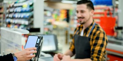 Placení mobilním telefonem v hypermarketu