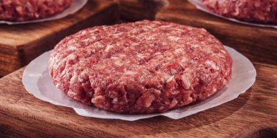Mleté maso do burgeru připravené na tácku