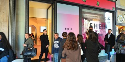 Lidé před otevřeným obchodem Shein