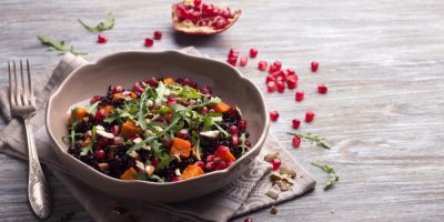 Mísa salátu z černé rýže s paprikou, rukolou, fetou a granátovým jablkem