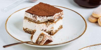 Kostka tiramisu na talířku