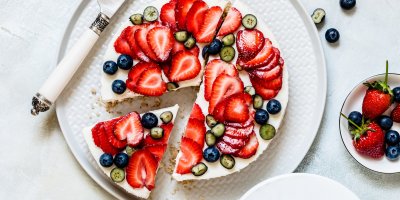 Tvarohový dort s jahodami a borůvkami