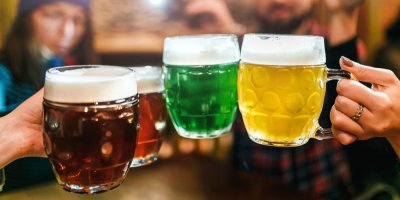 Lidé si ťukají několika druhy piva