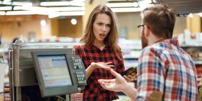 Žena se hádá s prodavačem v obchodě