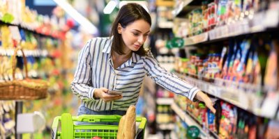 Žena nakupující v supermarketu