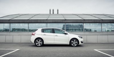 Bílé auto na parkovišti