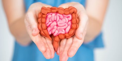 Žena drží umělá střeva v rukou