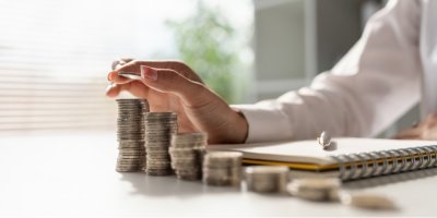 Ruce rovnají mince do sloupců