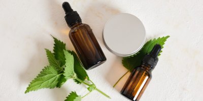 Lahvičky kosmetiky s listy kopřivy